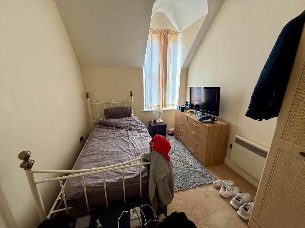 Lot: 113 - SIX FLATS FOR INVESTMENT - James House Flat 3 Bedroom two